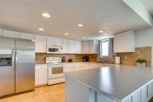 Η κουζίνα ή μικρή κουζίνα στο 2 Mi to Lake Havasu Pet-Friendly Home