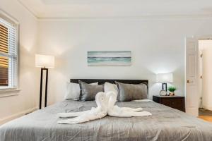 a bedroom with a large bed with a white sculpture on it at ATL 5BR Modern Sanctuary in Conyers +42 photos