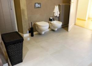 ein Badezimmer mit Toilette und Bidet in der Unterkunft Strozzi Luxury Apartment in Florenz + 33 Fotos