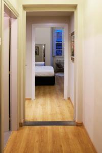 Blick vom Flur in ein Schlafzimmer mit einem Bett in der Unterkunft Strozzi Luxury Apartment in Florenz