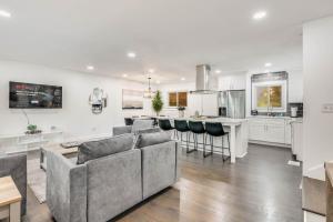 Dapur atau dapur kecil di Spacious Decatur Home Sleeps 12 Work-Ready +48 gambar
