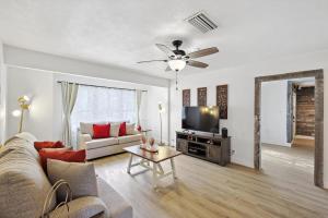 a living room with a couch and a ceiling fan at 4-BD 2-BA Home Retreat Laundry Backyard in Weatherford