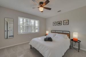 Ένα ή περισσότερα κρεβάτια σε δωμάτιο στο Charming 5BD-3BA in the Heart of Plano -Sleeps 10