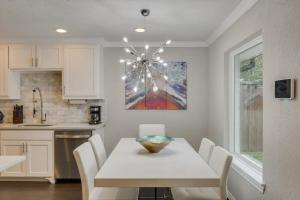 - une cuisine avec une table blanche et des chaises blanches dans l'établissement Your Modern and Bright Home w Private Pool, à Farmers Branch