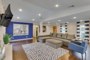 un grand salon avec un canapé et une télévision dans l'établissement Your Modern and Bright Home w Private Pool, à Farmers Branch