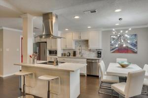 une cuisine avec un comptoir, une table et des chaises dans l'établissement Your Modern and Bright Home w Private Pool, à Farmers Branch 31 autres photos