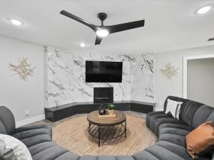 a living room with a couch and a ceiling fan at Ridgefield Estate 5BED Backyard Games in Plano +28 photos