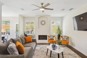 un salon avec un canapé et une cheminée dans l'établissement 5BD Vacation Retreat - Pool Patio Cinema, à Lake Dallas