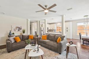 un salon avec un canapé et un ventilateur de plafond dans l'établissement 5BD Vacation Retreat - Pool Patio Cinema, à Lake Dallas