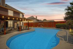 une piscine dans l'arrière-cour d'une maison dans l'établissement 5BD Vacation Retreat - Pool Patio Cinema, à Lake Dallas