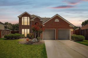 une maison en briques avec un garage dans une cour dans l'établissement 5BD Vacation Retreat - Pool Patio Cinema, à Lake Dallas