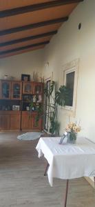 a room with a table with a white table cloth at Quintal do Ti Zaquiel in Casais do Chão da Mendiga