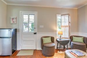 un soggiorno con 2 sedie e un frigorifero di Cottage with James River Access in Wingina! a Wingina