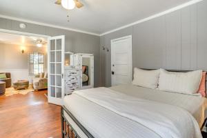 una camera da letto con un letto e un soggiorno di Cottage with James River Access in Wingina! a Wingina Altre 17 foto