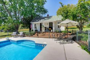 una casa con piscina e ombrellone di Cottage with James River Access in Wingina! a Wingina