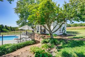 una casa con piscina e albero di Cottage with James River Access in Wingina! a Wingina