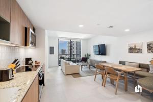 Virtuve vai virtuves zona naktsmītnē Stylish Apartments with Partial Ocean Views in Downtown!