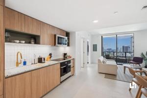 Virtuve vai virtuves zona naktsmītnē Stylish Apartments with Partial Ocean Views in Downtown!