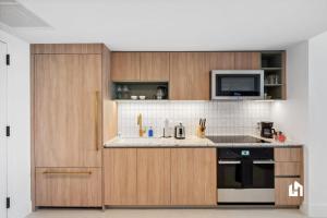 Virtuve vai virtuves zona naktsmītnē Stylish Apartments with Partial Ocean Views in Downtown!