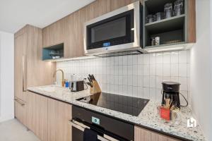 Virtuve vai virtuves zona naktsmītnē Stylish Apartments with Partial Ocean Views in Downtown!