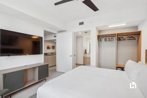 Gulta vai gultas numurā naktsmītnē Stylish Apartments with Partial Ocean Views in Downtown!