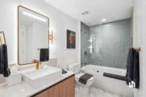 Vannas istaba naktsmītnē Stylish Apartments with Partial Ocean Views in Downtown!