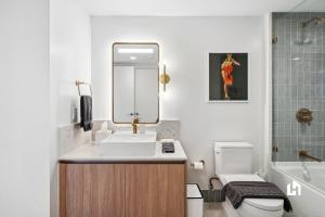 Vannas istaba naktsmītnē Stylish Apartments with Partial Ocean Views in Downtown!