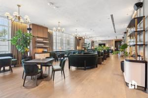 Restoran atau tempat makan lain di Stylish Apartments with Partial Ocean Views in Downtown!
