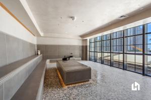 Gulta vai gultas numurā naktsmītnē Stylish Apartments with Partial Ocean Views in Downtown!