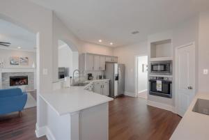 Nhà bếp/bếp nhỏ tại Pearl White Dream Home With Private Pool & Theatre