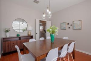 Ảnh trong thư viện ảnh của Pearl White Dream Home With Private Pool & Theatre ở Arlington