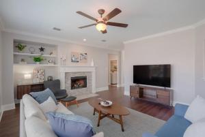 TV/trung tâm giải trí tại Pearl White Dream Home With Private Pool & Theatre