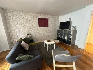 Charming 1BDR Serviced Condo! 4 guests Pool n Free parking電視和／或娛樂中心
