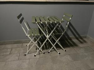 a table and two chairs sitting next to a wall at Appartamento Piero in Calenzano