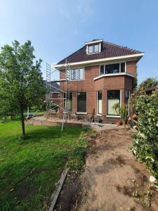 a brick house with a yard with a yard at Villa Bollenstreek in Hillegom