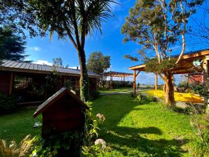 una casetta per uccelli nel cortile di una casa di El Reflejo Lodge Spa - Queilen - Chiloé a Queilén