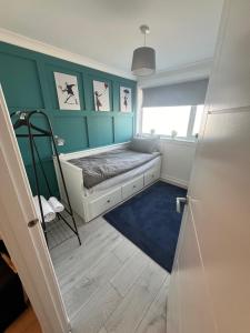 a small room with a bed and a window at Elro House Holiday Let in Tillicoultry