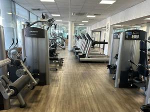Charming 1BDR Serviced Condo! 4 guests Pool n Free parking健身房和／或健身器材