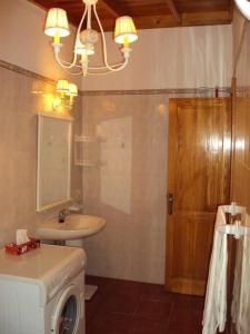 サン・セバスティアン・デ・ラ・ゴメラにあるCasa Rural Finca La Lagunaの洗濯機と洗面台を備えたバスルーム