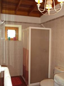 サン・セバスティアン・デ・ラ・ゴメラにあるCasa Rural Finca La Lagunaのシャワー、トイレ、窓付きのバスルーム +16枚の写真