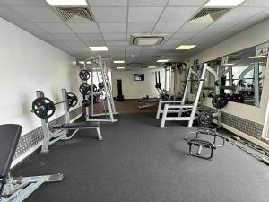 Charming 1BDR Serviced Condo! 4 guests Pool n Free parking健身房和／或健身器材