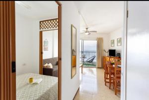 VISTA AL MAR في إيكود ذي لوس فينوس: غرفة بسرير وغرفة طعام