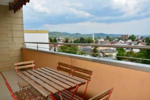 2 sedie e una panca sul balcone con vista di Großzügige Monteurwohnung mit TOP Anbindung a Bensheim
