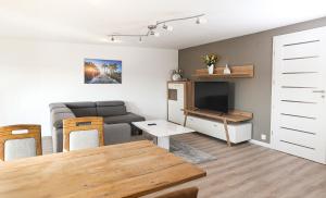 ハレにあるCozy Homeのテーブルとソファのあるリビングルーム