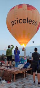 een groep mensen die onder een heteluchtballon staan bij Salkım Cave House in Goreme