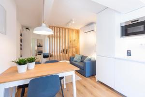 a kitchen and living room with a table and chairs at Apartamentos Vista Montaña in Cangas de Onís