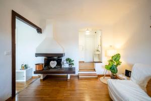 een woonkamer met een bank en een open haard bij Centralissimo Bilocale nel Centro Storico in Florence +20 foto's