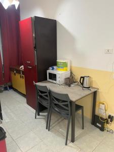 SALENTINI APPARTAMENTo في روما: مطبخ مع طاولة عليها ميكروويف