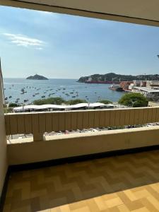 a large window in a building with a view of the ocean at Apto707Posihueica con la mejor vista a la Bahia de Santa Marta in Santa Marta