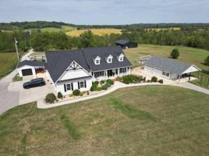una vista aerea di una grande casa bianca di Bourbon Barrel Cottages Main House a Lawrenceburg